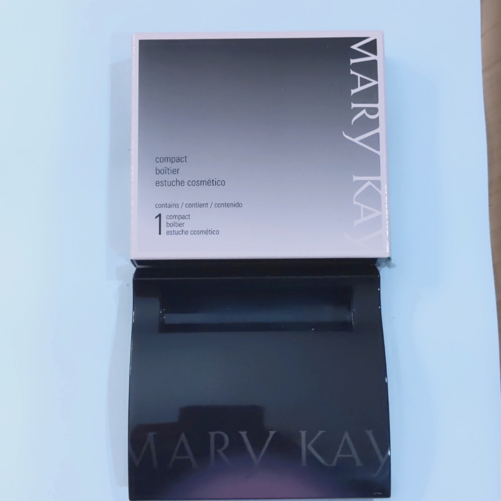 Mary Kay Compact, empty - Picture 2 of 7